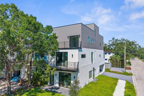 Casa en alquiler en Tampa, Florida, 3 dormitorios, 303.79 m2 № 1901710 - foto 2