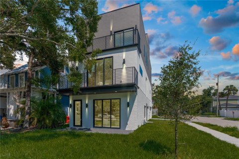 Casa en alquiler en Tampa, Florida, 3 dormitorios, 303.79 m2 № 1901710 - foto 1