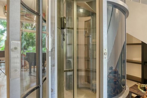 Touwnhouse à vendre à Sarasota, Floride: 3 chambres, 240.43 m2 № 1903465 - photo 9