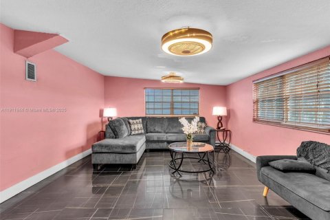 House in Opa-locka, Florida 4 bedrooms, 199.65 sq.m. № 1968116 - photo 8