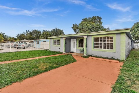 House in Opa-locka, Florida 4 bedrooms, 199.65 sq.m. № 1968116 - photo 20