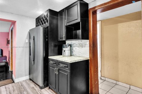 House in Opa-locka, Florida 4 bedrooms, 199.65 sq.m. № 1968116 - photo 10