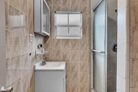 House in Opa-locka, Florida 4 bedrooms, 199.65 sq.m. № 1968116 - photo 13