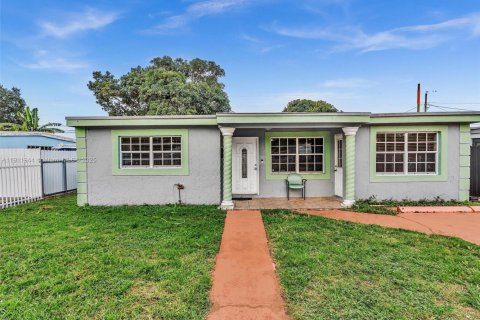 House in Opa-locka, Florida 4 bedrooms, 199.65 sq.m. № 1968116 - photo 4