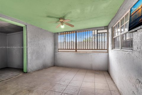 House in Opa-locka, Florida 4 bedrooms, 199.65 sq.m. № 1968116 - photo 18