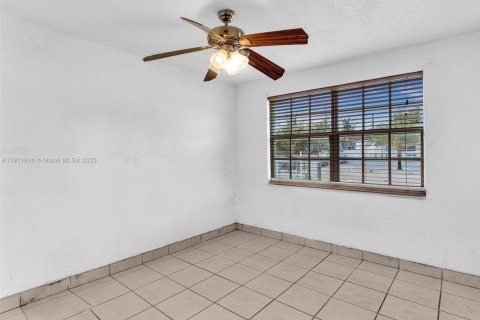 House in Opa-locka, Florida 4 bedrooms, 199.65 sq.m. № 1968116 - photo 15