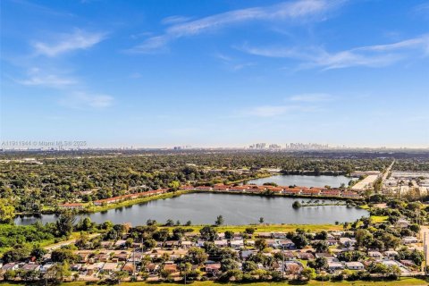 House in Opa-locka, Florida 4 bedrooms, 199.65 sq.m. № 1968116 - photo 2