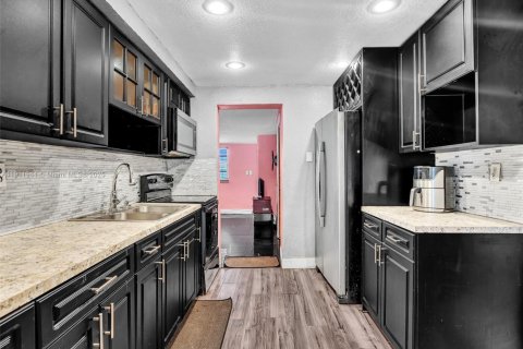 House in Opa-locka, Florida 4 bedrooms, 199.65 sq.m. № 1968116 - photo 9