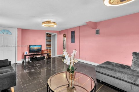 House in Opa-locka, Florida 4 bedrooms, 199.65 sq.m. № 1968116 - photo 11