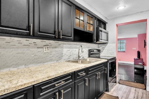 House in Opa-locka, Florida 4 bedrooms, 199.65 sq.m. № 1968116 - photo 1