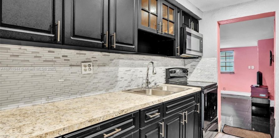 House in Opa-locka, Florida 4 bedrooms, 199.65 sq.m. № 1968116