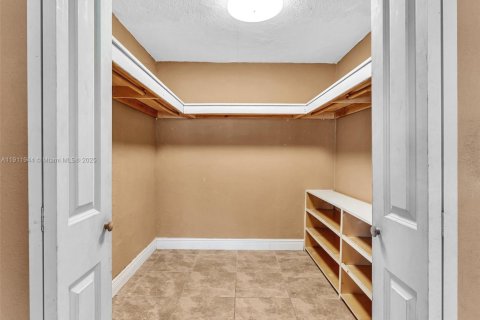 House in Opa-locka, Florida 4 bedrooms, 199.65 sq.m. № 1968116 - photo 7