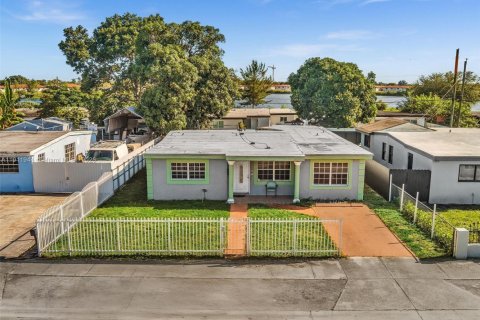 House in Opa-locka, Florida 4 bedrooms, 199.65 sq.m. № 1968116 - photo 21