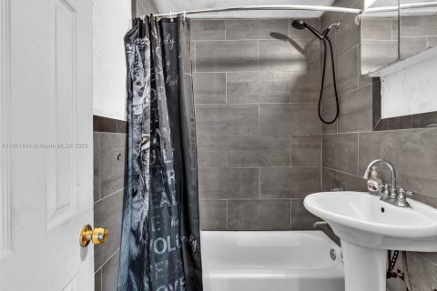 House in Opa-locka, Florida 4 bedrooms, 199.65 sq.m. № 1968116 - photo 16