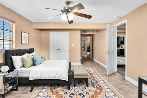 House in Opa-locka, Florida 4 bedrooms, 199.65 sq.m. № 1968116 - photo 6