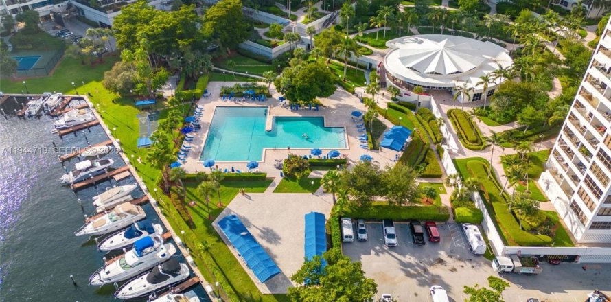 Кондоминиум с 2 спальнями в Халландейл-Бич, Флорида № 2055200