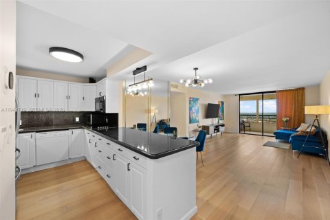 Купить кондоминиум в Халландейл-Бич, Флорида 2 спальни, 130.06м2, № 2055200 - фото 6