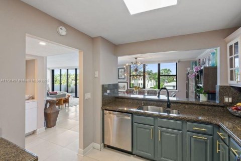 Copropriété à vendre à Bay Harbor Islands, Floride: 2 chambres, 161.65 m2 № 2035207 - photo 13