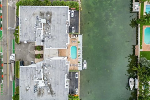 Copropriété à vendre à Bay Harbor Islands, Floride: 2 chambres, 161.65 m2 № 2035207 - photo 23