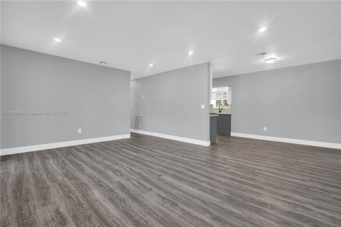 Villa ou maison à vendre à Miami, Floride: 5 chambres, 157.75 m2 № 1968407 - photo 12