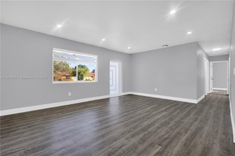 Villa ou maison à vendre à Miami, Floride: 5 chambres, 157.75 m2 № 1968407 - photo 10