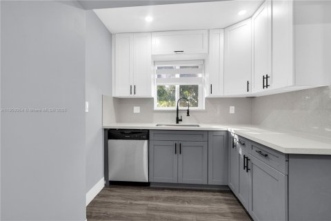 Villa ou maison à vendre à Miami, Floride: 5 chambres, 157.75 m2 № 1968407 - photo 29