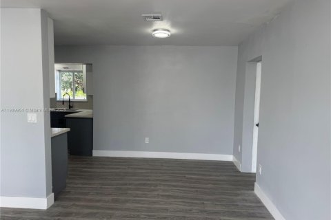 Villa ou maison à vendre à Miami, Floride: 5 chambres, 157.75 m2 № 1968407 - photo 13