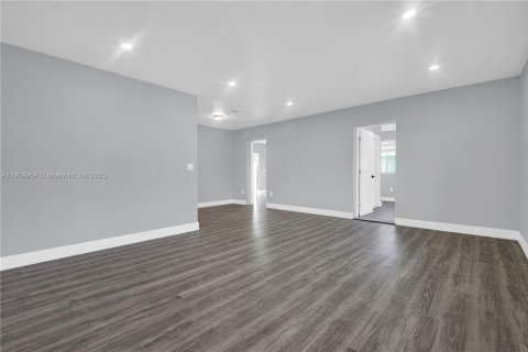 Villa ou maison à vendre à Miami, Floride: 5 chambres, 157.75 m2 № 1968407 - photo 16