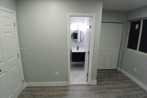 Villa ou maison à vendre à Miami, Floride: 5 chambres, 157.75 m2 № 1968407 - photo 21