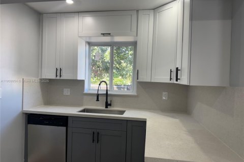 Villa ou maison à vendre à Miami, Floride: 5 chambres, 157.75 m2 № 1968407 - photo 30