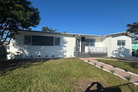 Villa ou maison à vendre à Miami, Floride: 5 chambres, 157.75 m2 № 1968407 - photo 2