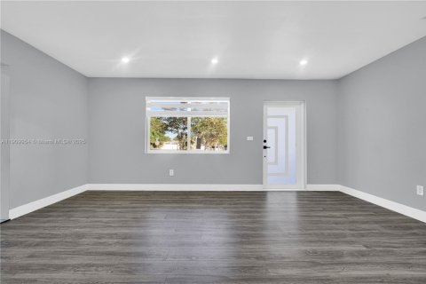 Villa ou maison à vendre à Miami, Floride: 5 chambres, 157.75 m2 № 1968407 - photo 11