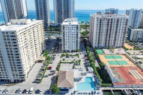 Copropriété à vendre à Hallandale Beach, Floride: 2 chambres, 111.48 m2 № 2090906 - photo 25