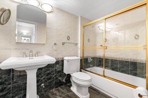 Copropriété à vendre à Hallandale Beach, Floride: 2 chambres, 111.48 m2 № 2090906 - photo 14