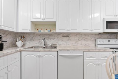 Copropriété à vendre à Hallandale Beach, Floride: 2 chambres, 111.48 m2 № 2090906 - photo 8
