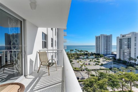 Copropriété à vendre à Hallandale Beach, Floride: 2 chambres, 111.48 m2 № 2090906 - photo 2