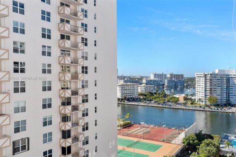 Copropriété à vendre à Hallandale Beach, Floride: 2 chambres, 111.48 m2 № 2090906 - photo 6