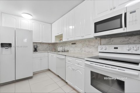 Copropriété à vendre à Hallandale Beach, Floride: 2 chambres, 111.48 m2 № 2090906 - photo 7