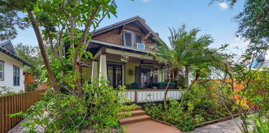 House in Saint Petersburg, Florida 2 bedrooms, 98.94 sq.m. № 2234292