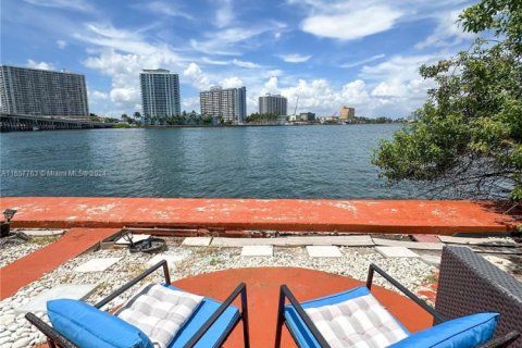 Propiedad comercial en venta en Miami Beach, Florida № 1979342 - foto 9