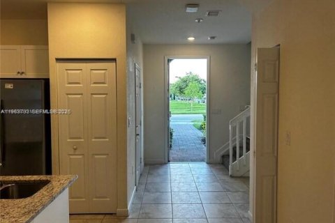 Снять в аренду таунхаус в Хайалиа, Флорида 3 спальни, 138.05м2, № 2026297 - фото 3