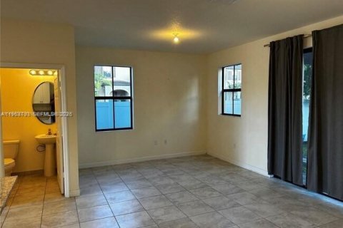 Снять в аренду таунхаус в Хайалиа, Флорида 3 спальни, 138.05м2, № 2026297 - фото 4