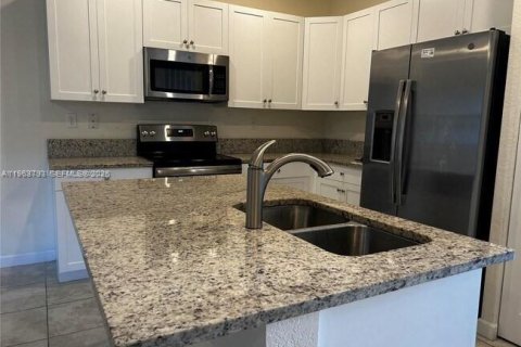 Снять в аренду таунхаус в Хайалиа, Флорида 3 спальни, 138.05м2, № 2026297 - фото 5