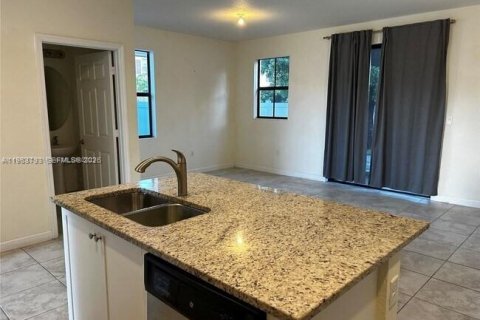 Снять в аренду таунхаус в Хайалиа, Флорида 3 спальни, 138.05м2, № 2026297 - фото 7