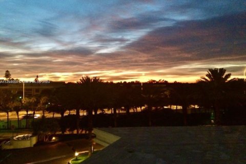 Condo in Bal Harbour, Florida, 1 bedroom № 1865651 - photo 3