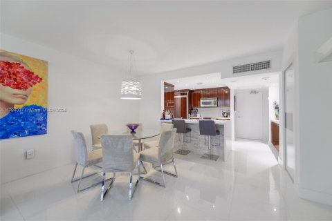 Condo in Bal Harbour, Florida, 1 bedroom № 1865651 - photo 4