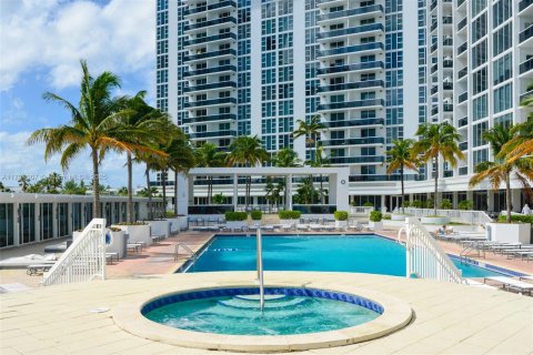 Condo in Bal Harbour, Florida, 1 bedroom № 1865651 - photo 24