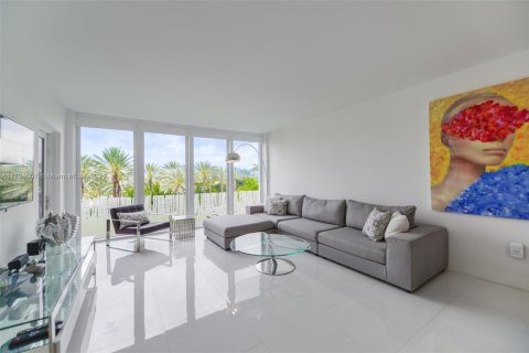 Condo in Bal Harbour, Florida, 1 bedroom № 1865651 - photo 1