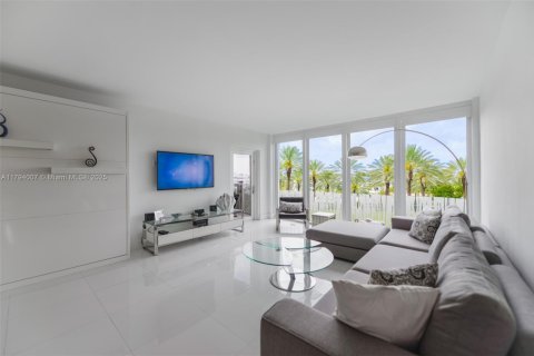 Condo in Bal Harbour, Florida, 1 bedroom № 1865651 - photo 2