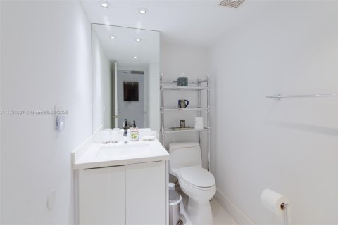 Condo in Bal Harbour, Florida, 1 bedroom № 1865651 - photo 11